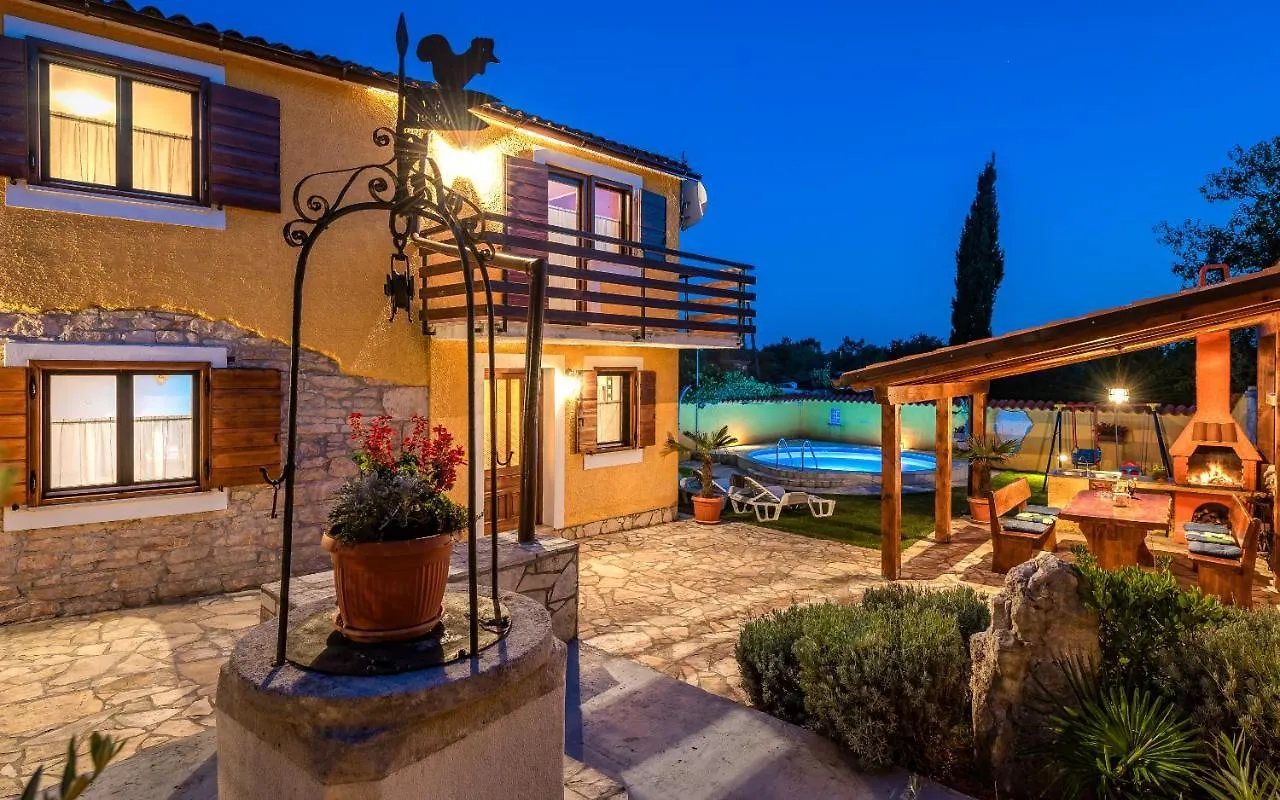 House Mali Vareski 585 بيت للعطل