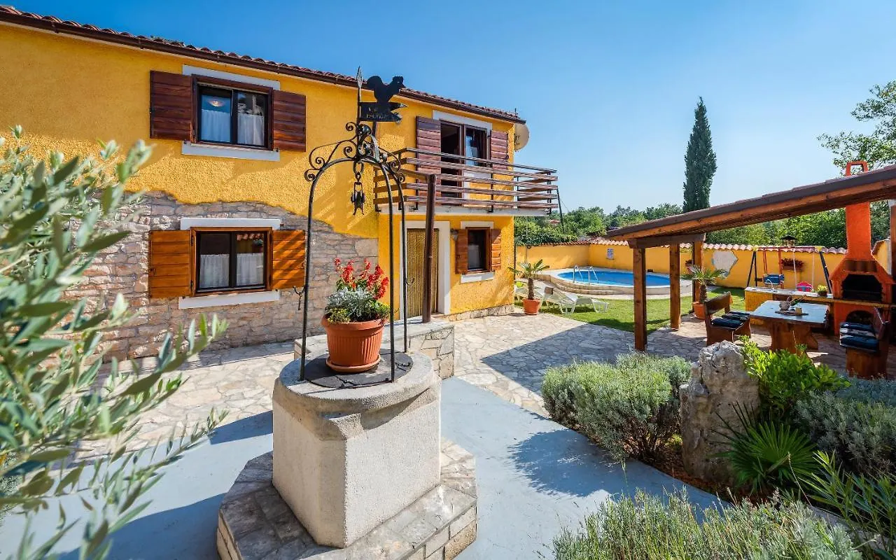 House Mali Vareski 585 0*,